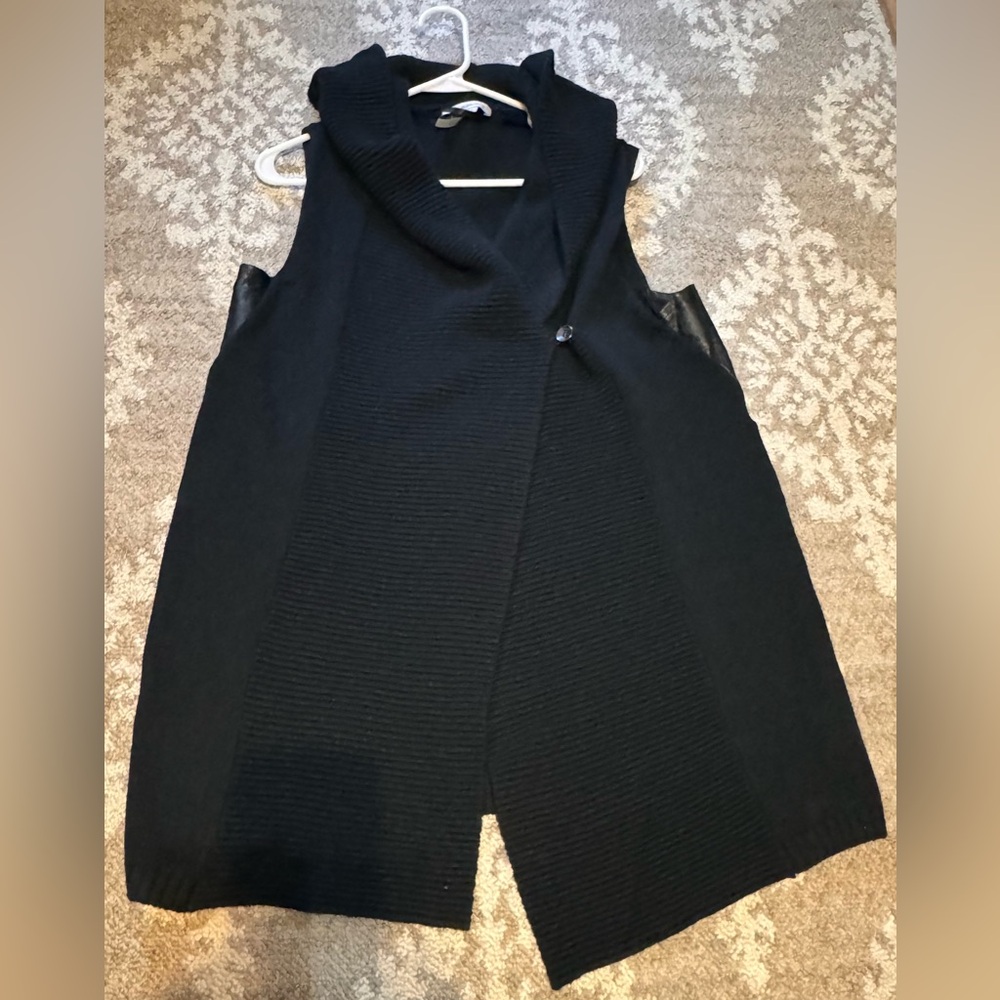 🎄3/$20‼️Black Sleeveless Cardigan Vest⭐️